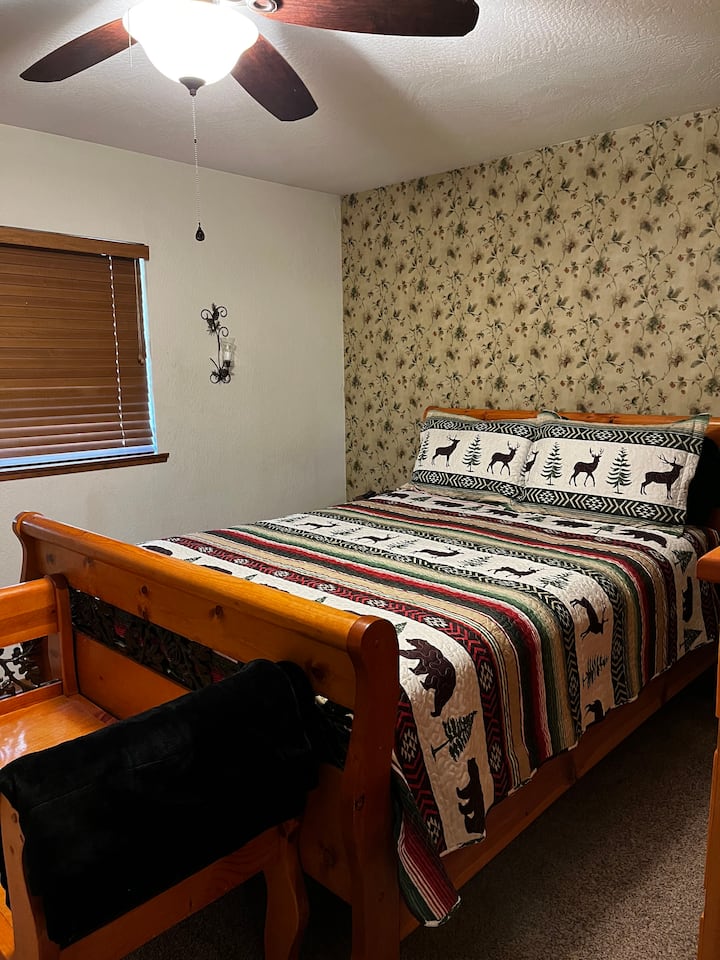 Spálňa na poschodí s manželskou posteľou Queen