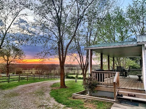 NEW DC Farmhouse Come relax in our HOT JACUZZI