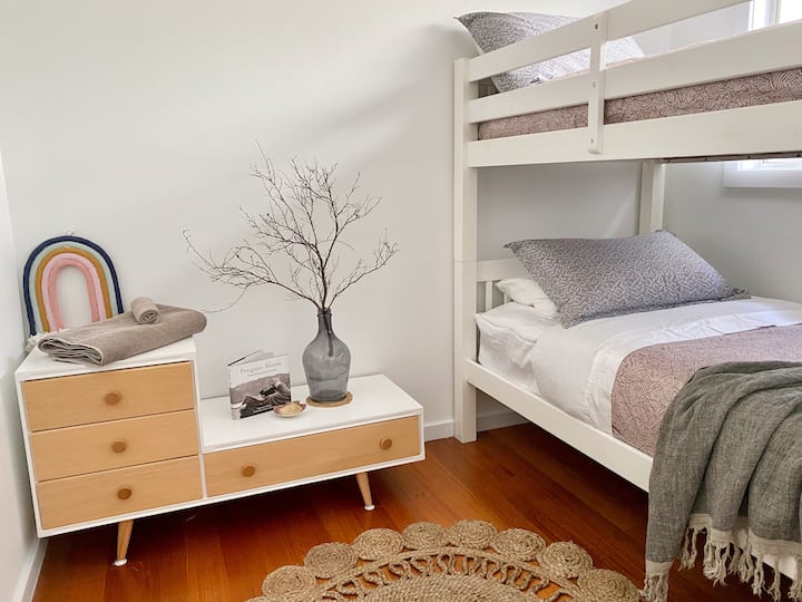 El dormitorio 4 tiene un juego de literas adecuadas para niños. 