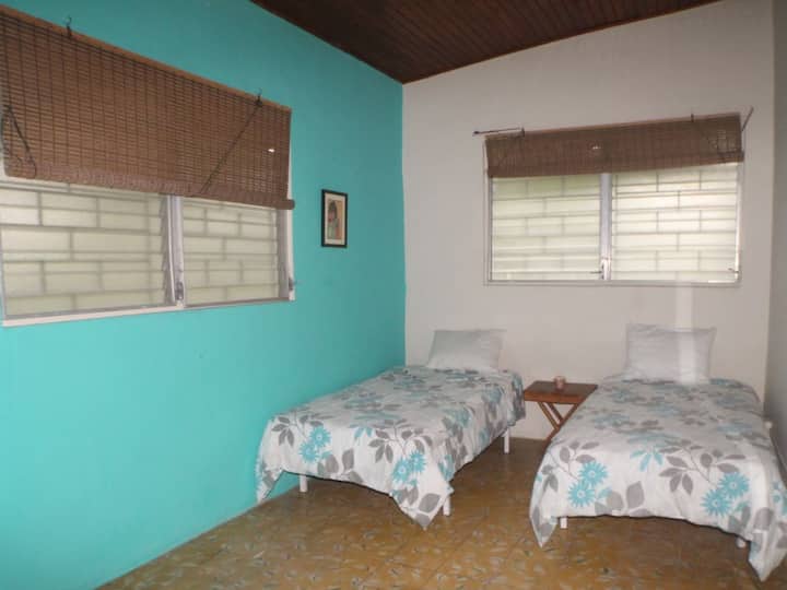 第二间卧室配有两张单人床和衣柜