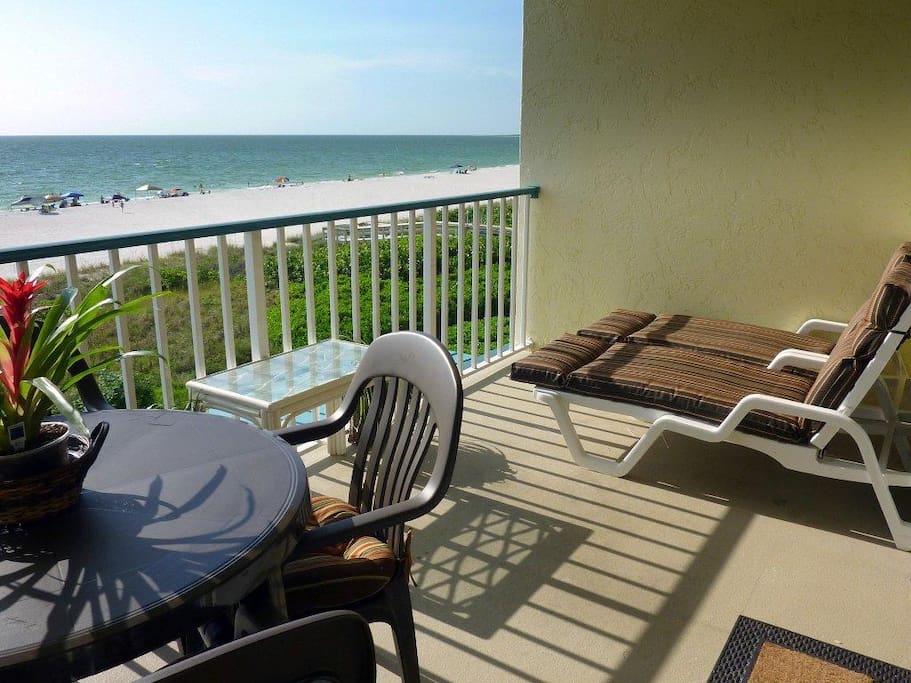 Balcony with long chairs (now reclinables)