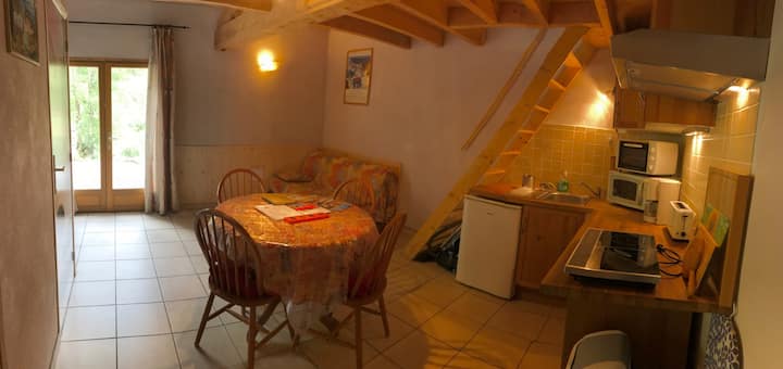 Rez-de-chaussée, cuisine ouverte et coin salon, coin repas. Accès directe terrasse devant & rivière en contre-bas