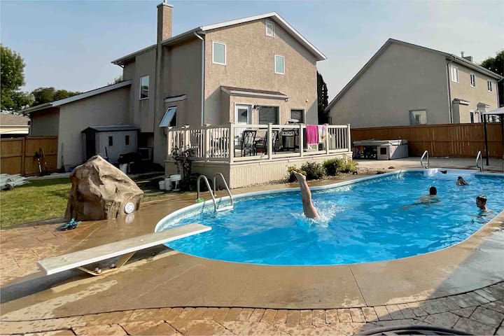 hot tub-Pet friendly- Attached garaged/driveway gallery image 2