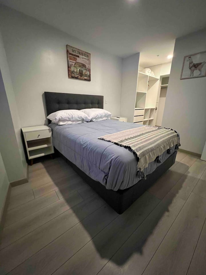 Habitación principal con Cama Queen y TV de 55 pulgadas