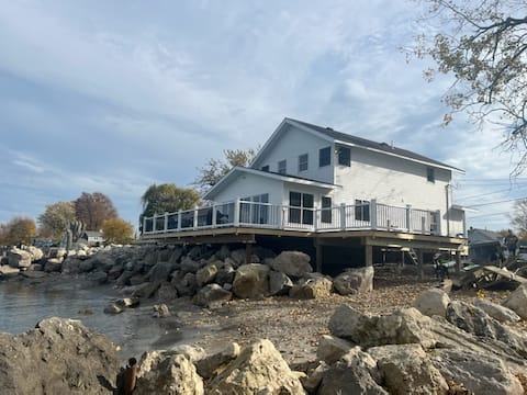 Pet Friendly Water Front Private Beach Lake Erie