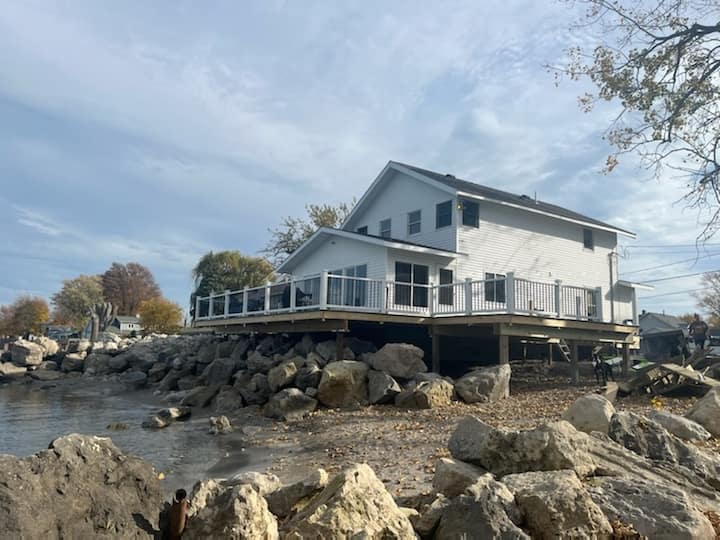 Pet Friendly Water Front Private Beach Lake Erie