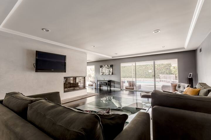 Mid Century Modern Home in Great Location gallery image 2