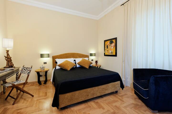 COLOSSEUM/TREVI FOUNTAIN LUXURY APT gallery image 4