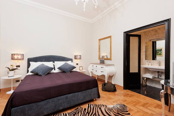 COLOSSEUM/TREVI FOUNTAIN LUXURY APT gallery image 5