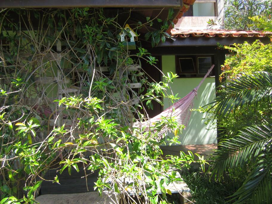 Fundos da casa, com casinha de pássaros!