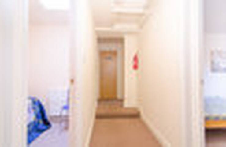 5 bed house close to Uni. Sleep 11 gallery image 4