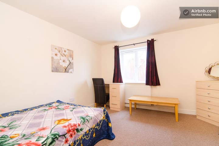 5 bed house close to Uni. Sleep 11