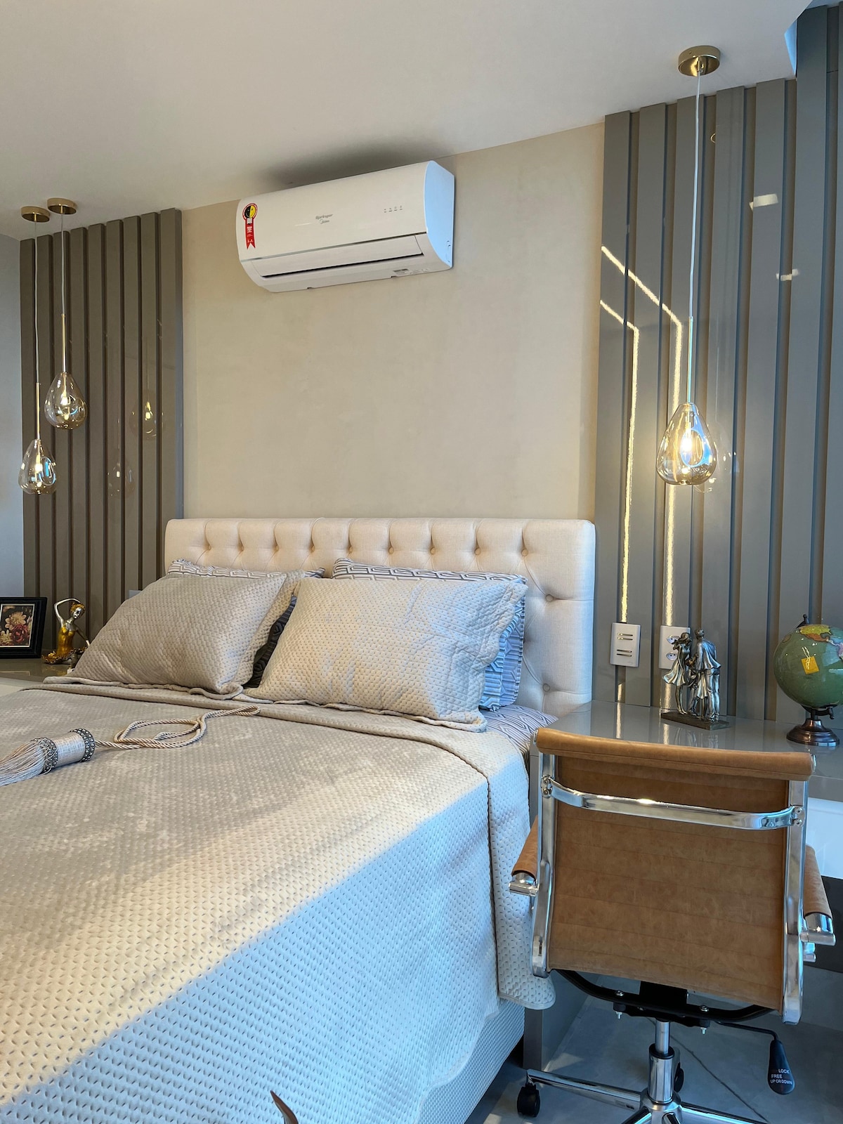 Habitación compuesta con escritorio y una lujosa silla flexible para tu oficina en casa junto al mar. Te sorprenderá tanto lujo y comodidad en tu tiempo de trabajo y descanso. Estás en casa, ya que eres muy especial para  nuestro equipo.