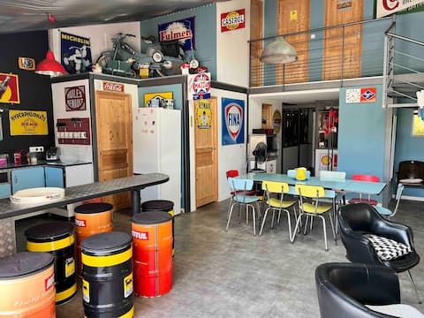 At Loft Garage for 8 with pool