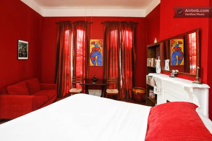 Frenchmen House “Red Room” - Houses for Rent in New Orleans