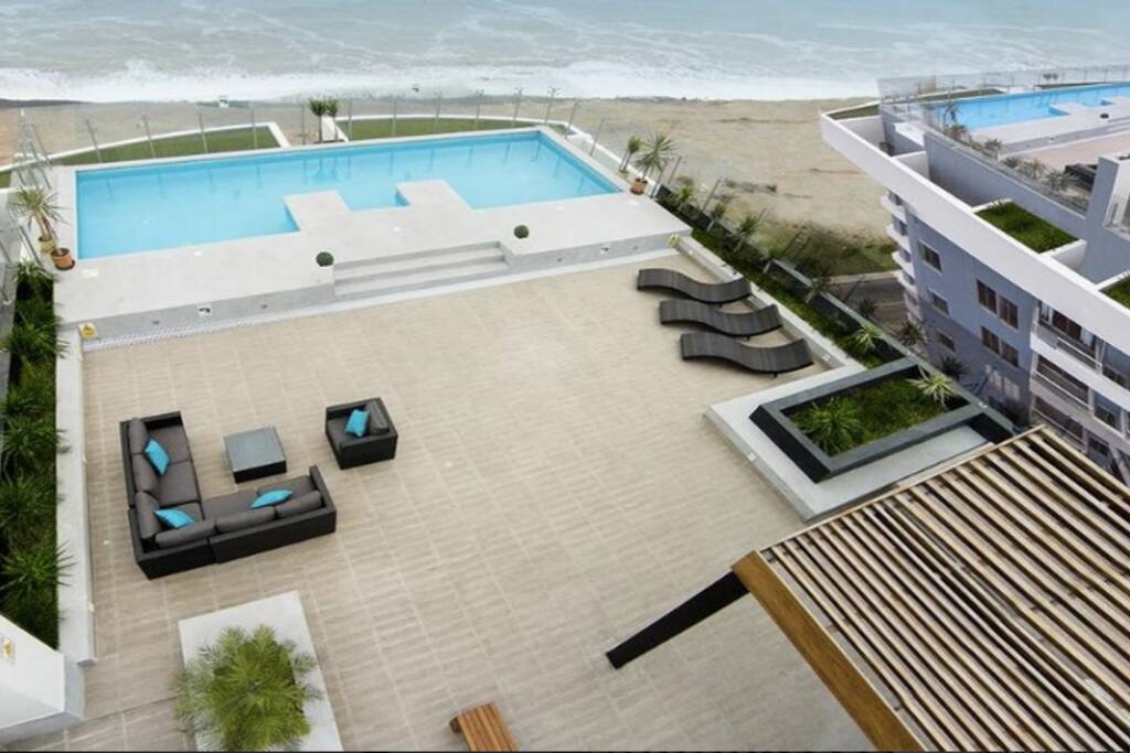 Pool on the 16th floor with ocean view