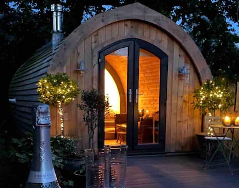 Cosy Cabin with Wood Fired Hot Tub & Log Burner