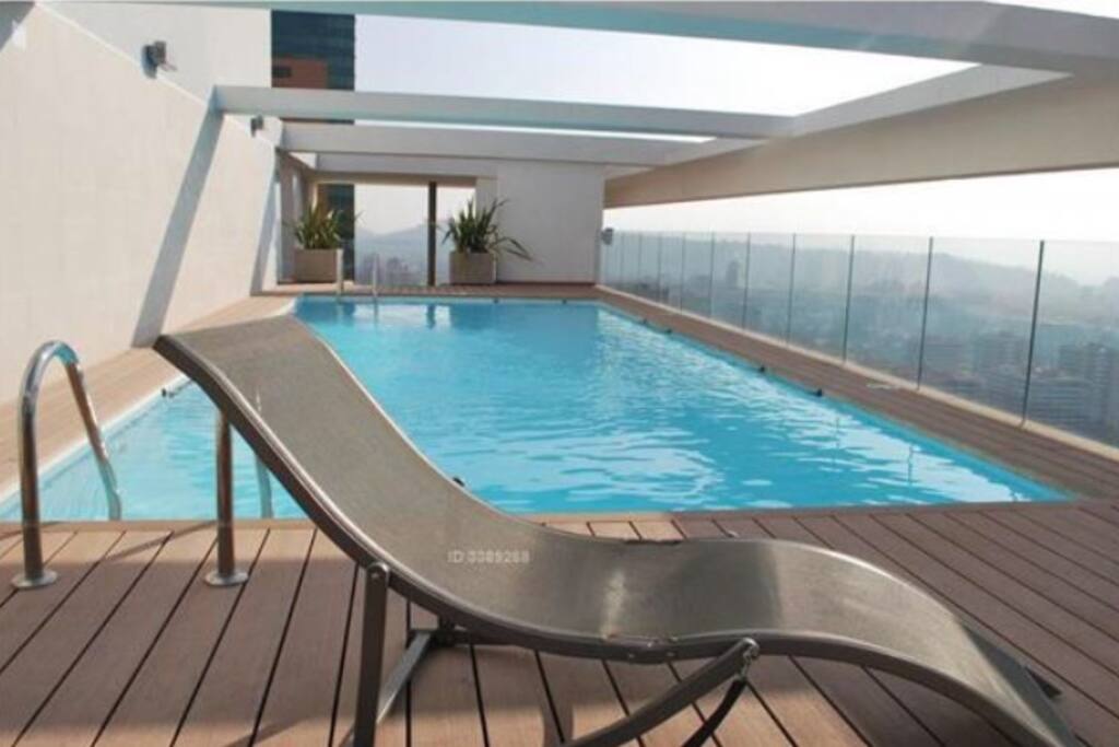 Excelente departamento con muy buena ubicación. Cocina totalmente equipada. Además cuenta con un estacionamiento privado y de visitas. TV con cable con canales en HD e internet wifi Caminando hay supermercados, clínicas, mall y parques. Edificio cuenta con lavandería que incluye lavadoras y secadoras.