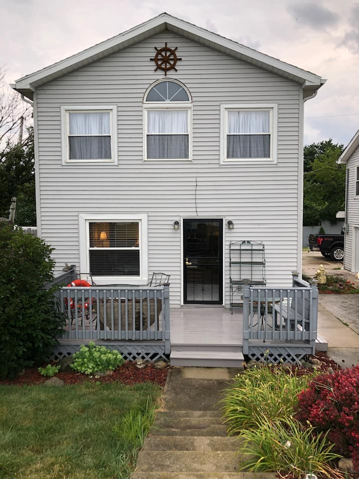 Reno Beach Farmhouse on Lake Erie Bed and breakfasts for Rent in