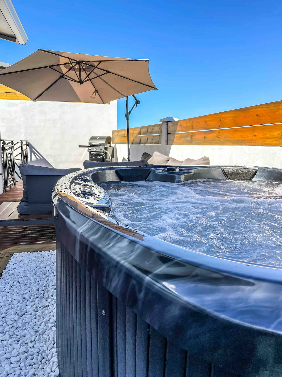 Terrasse extérieure et jacuzzi privé de la Villa Cap Zen