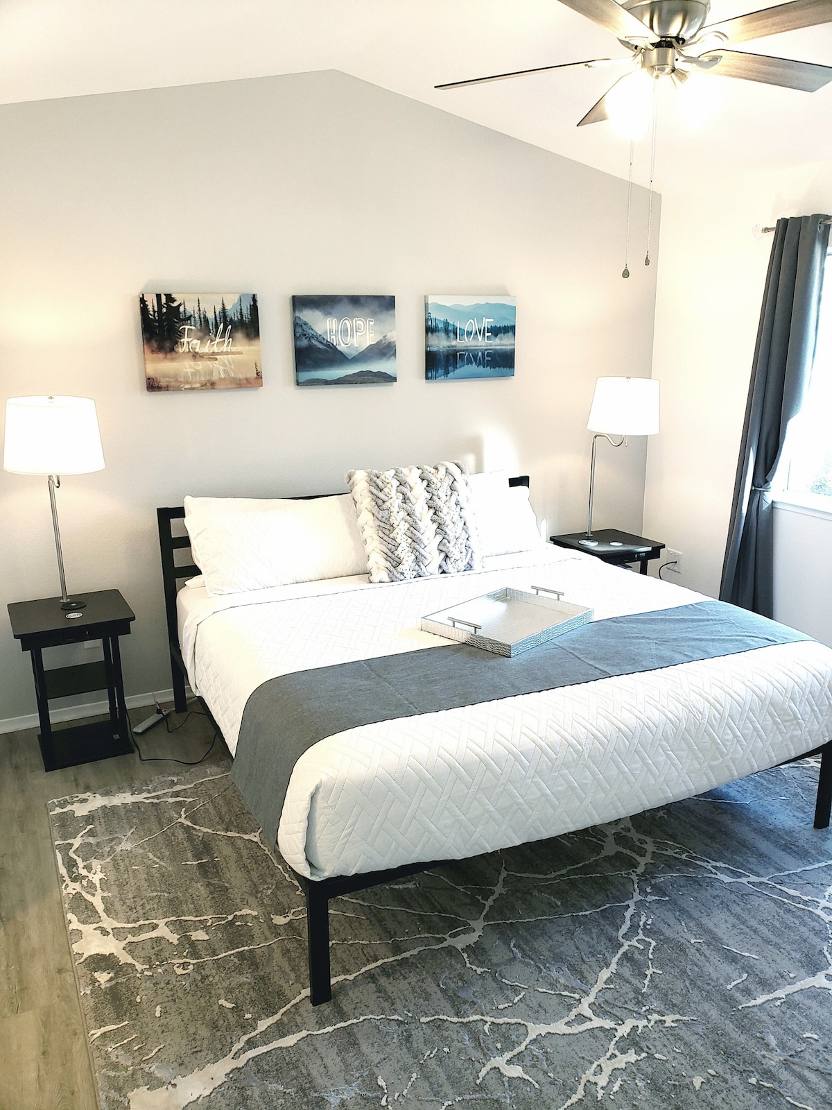 キングベッドルーム：部屋の暗いカーテンと天井照明/扇風機