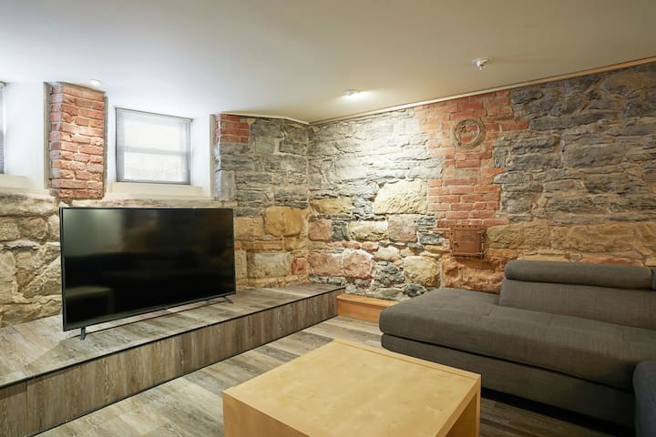 Downtown MTL ancestral house on 2 floors + PARKING