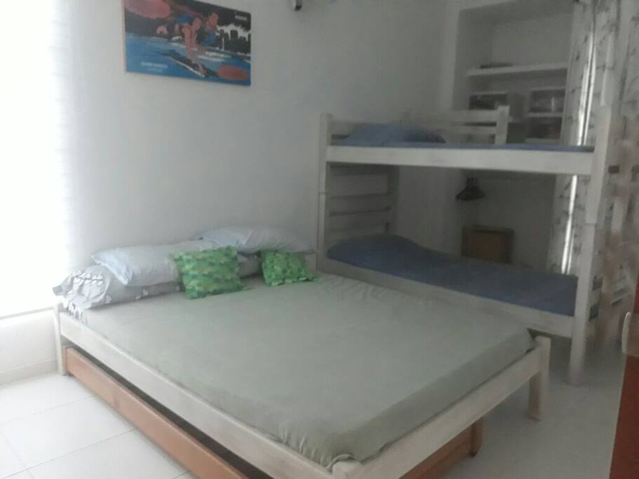 Una de las tres habitaciones con capacidad para cuatro personas (+cama aux)