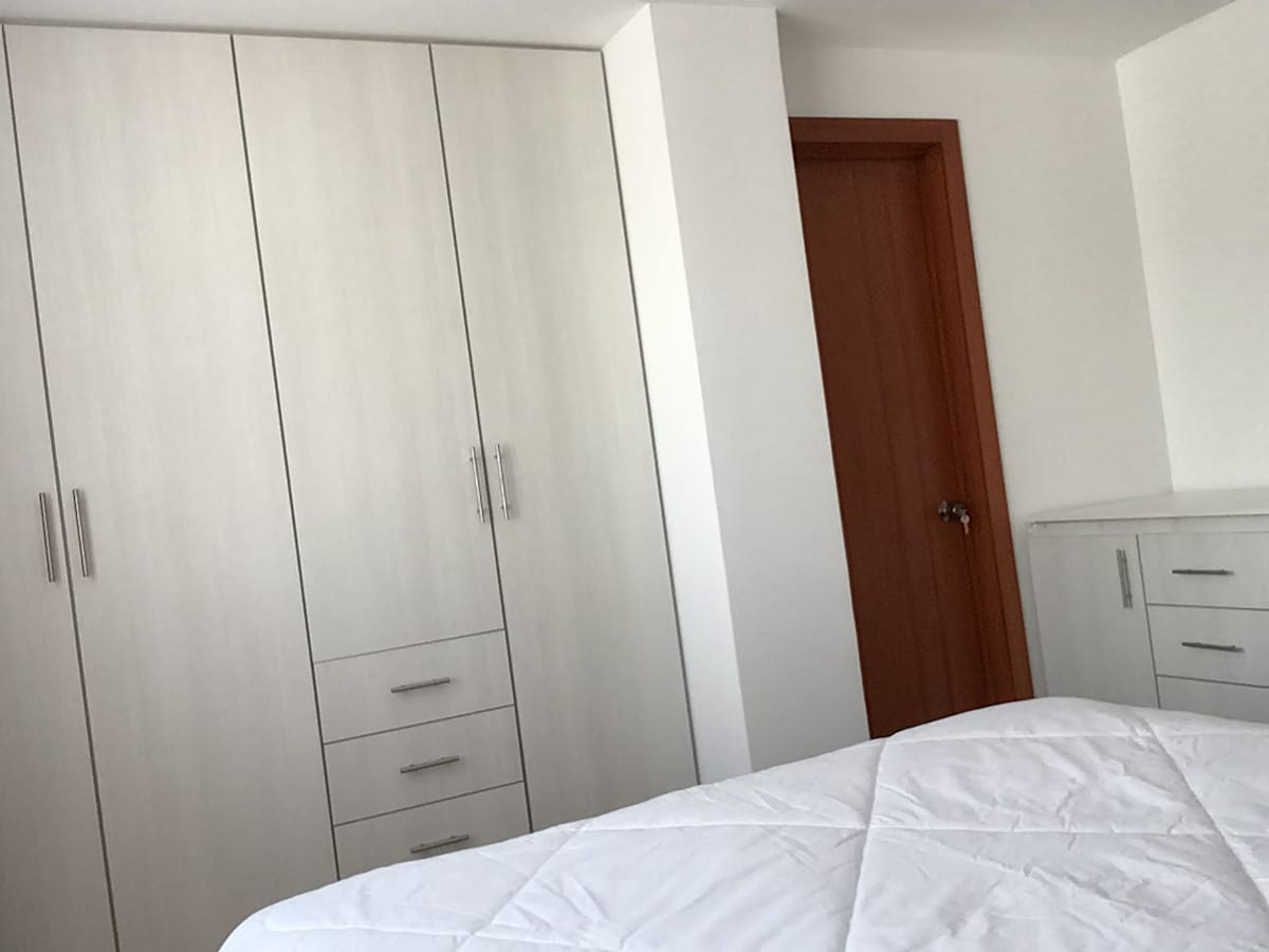 Hoofdslaapkamer met eigen badkamer en kledingkast 