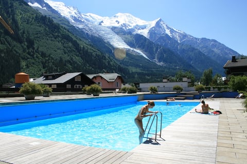 Central Chamonix 3 bed with pool & views