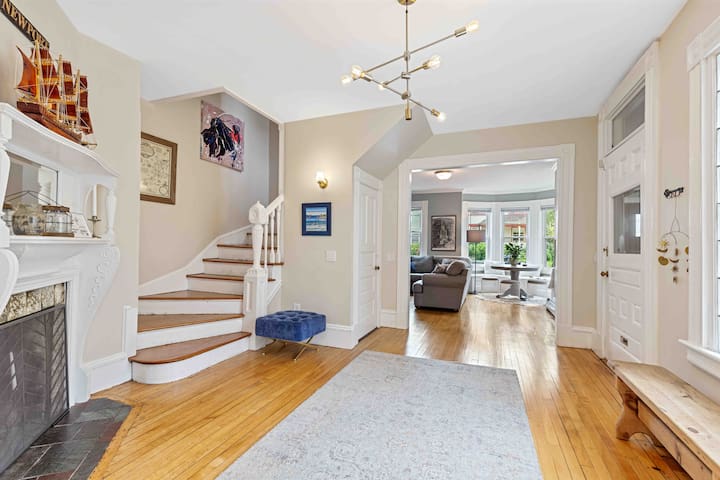 The Wayland House – 6BR Family ❤️ Retreat Sleeps 15 gallery image 2