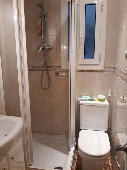 El baño es pequeño pero tiene todo lo que necesitas