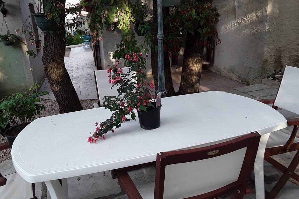Coin repas au soleil ou à l'ombre, à votre convenance