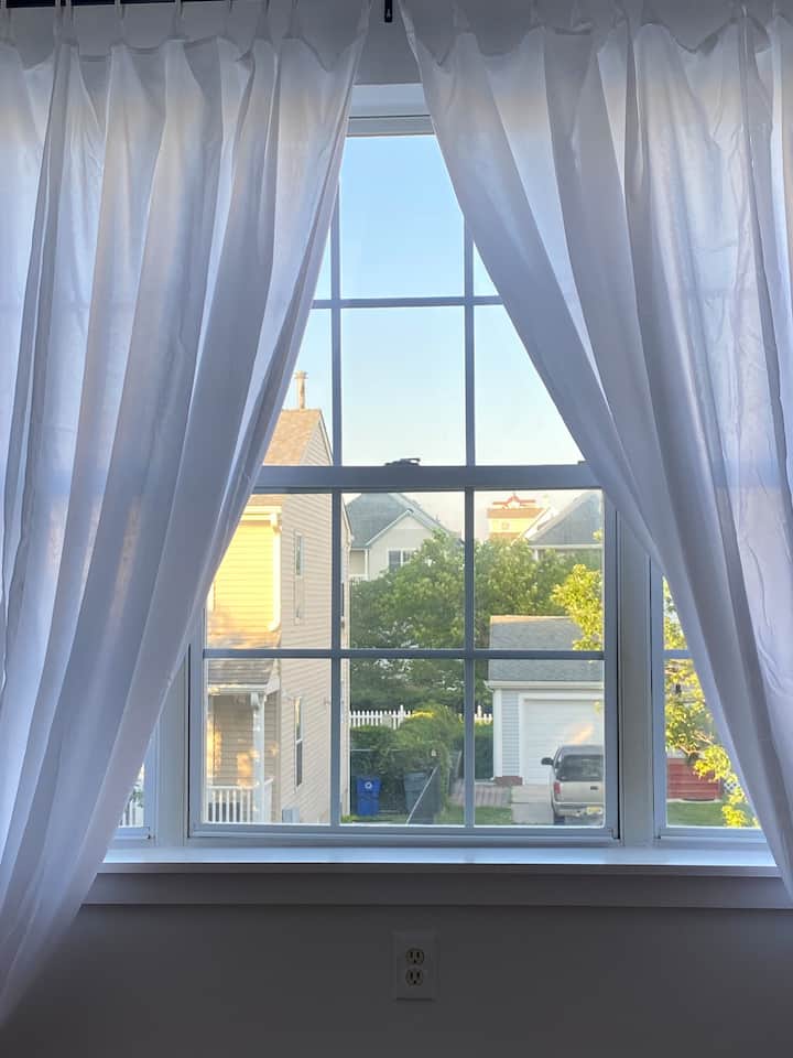 נוף מחלון חדר השינה הראשי.