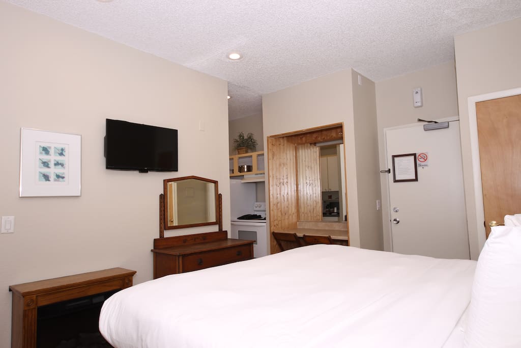 Comfortable room with built in workstation