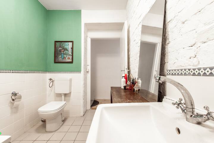 Charming Large Bright Room Neukölln Sleeps 6+