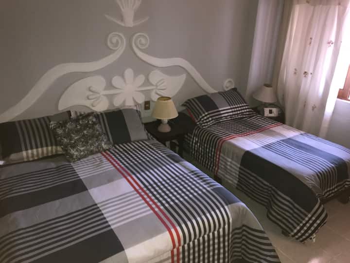 Un lit double et un lit simple