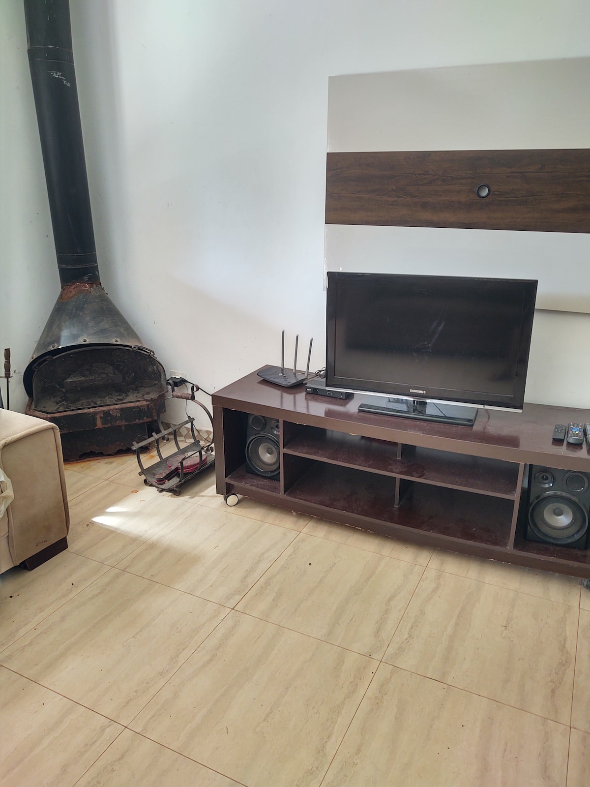 ห้องพักพร้อมเตาผิงสำหรับวันที่หนาวที่สุด!
Wi-Fi ทีวีพร้อมทุกช่องรวมถึงดิสนีย์ยูทูบเน็ตฟลิกซ์