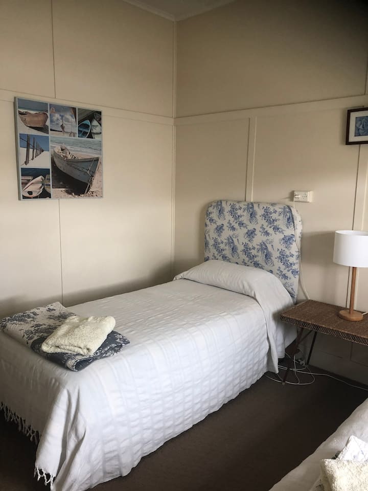bedroom with twin beds