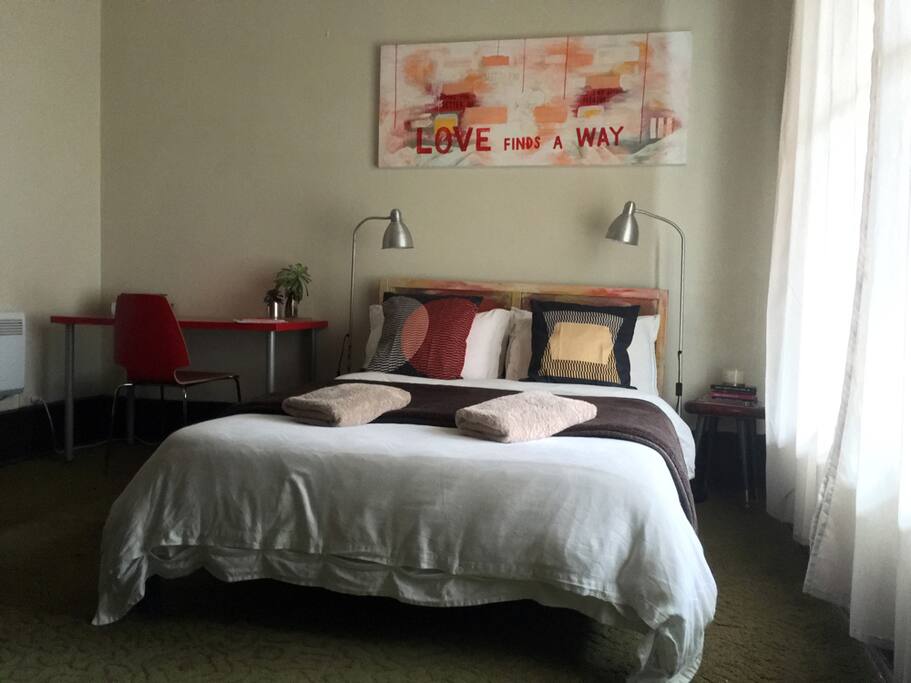 Bedroom (morning)