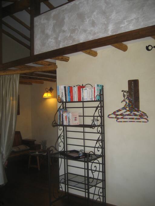 Coin salon chambre vue sur piscine