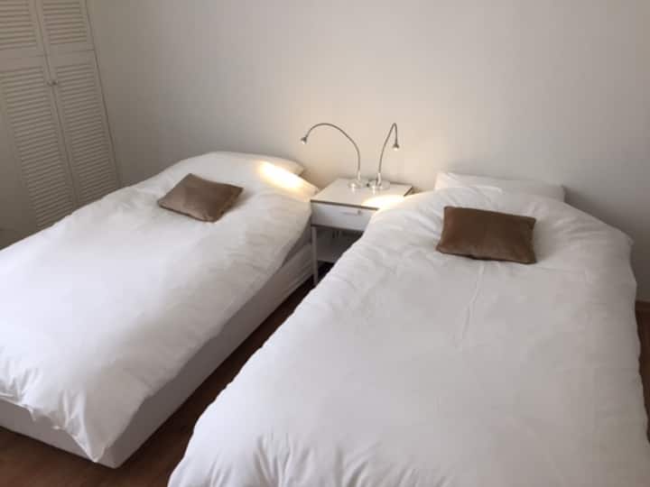 Twee keer eenpersoons in de master bedroom.