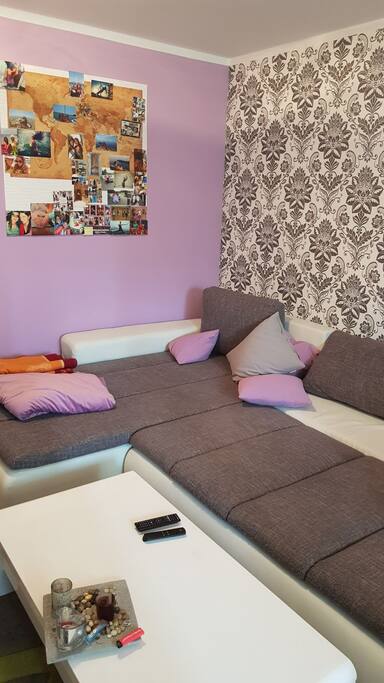 Couch im Wohnzimmer- ausgezogen