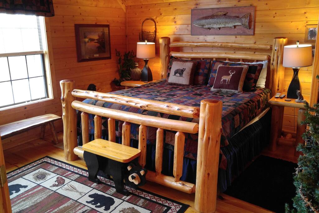 Large Master Bedroom with King Alpine Bed. High Beam Ceilings