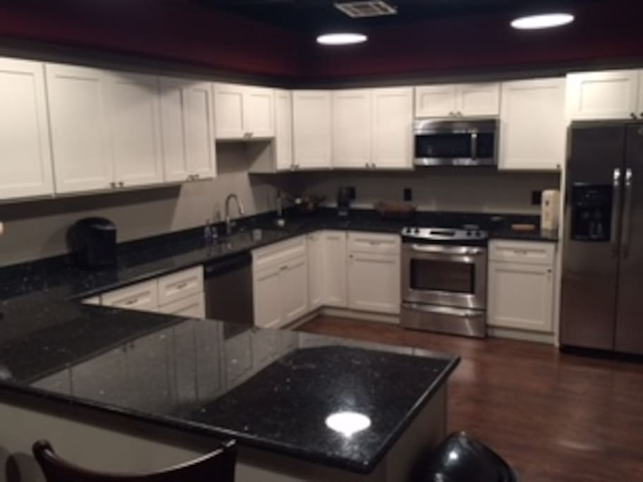 Full Kitchen, Microwave, Oven, Fridge & Dishwasher