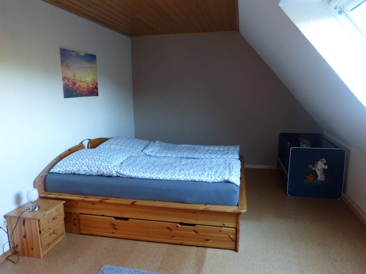 Spálňa s manželskou posteľou a detskou postieľkou