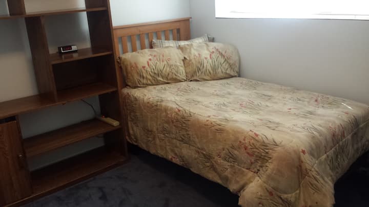 Dvokrevetna soba u drugoj spavaćoj sobi (jedna kupaonica u stanu povezana je s ovom spavaćom sobom).