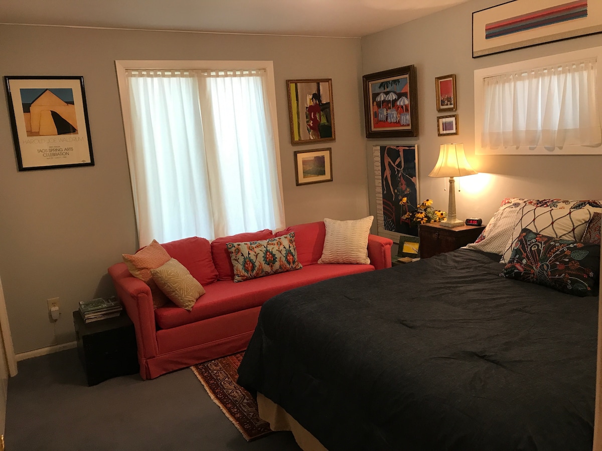 Druhá spálňa má manželskú posteľ a pohovku, ktorá môže slúžiť ako posteľ pre dieťa.  Balenie a hranie (prenosná detská postieľka) pre batoľatá/batoľatá je v skrini.