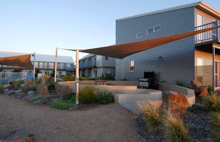 Spacious 2 Bedroom Serviced Townhouse Apartment gallery image 5