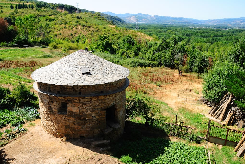 Vistas desde la ventana de la habitación. Valle del Bierzo y al fondo los Ancares y Sierra del Caurel.