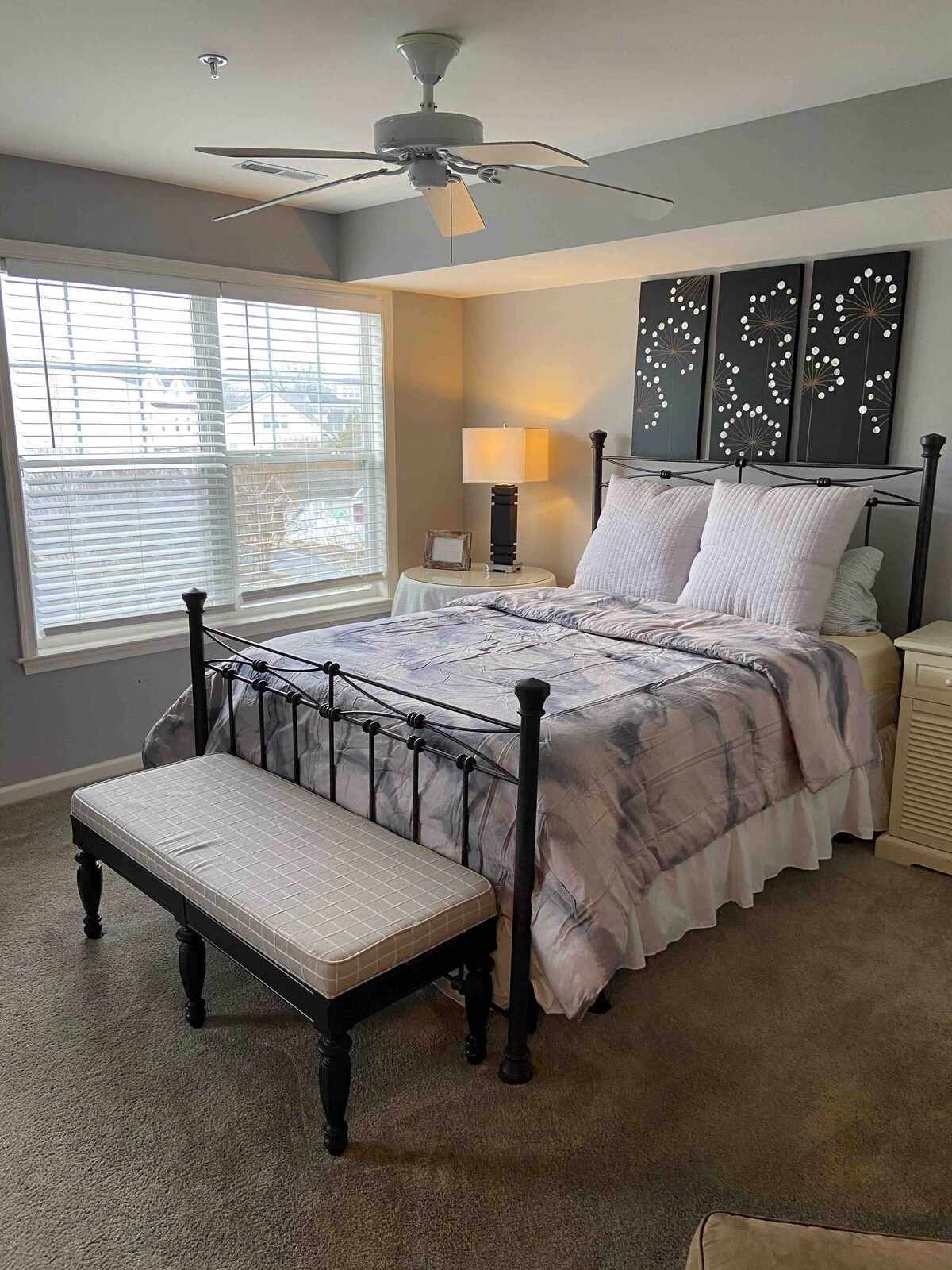 ห้องนอนควีนไซส์ชั้น 3 ห้องน้ำอยู่ในห้องโถง 2 ขั้น มีโต๊ะเครื่องแป้ง ทีวี ตู้เสื้อผ้าแบบวอล์คอิน